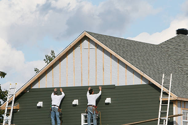 Professional Vinyl Siding technician working in Bellaire, OH